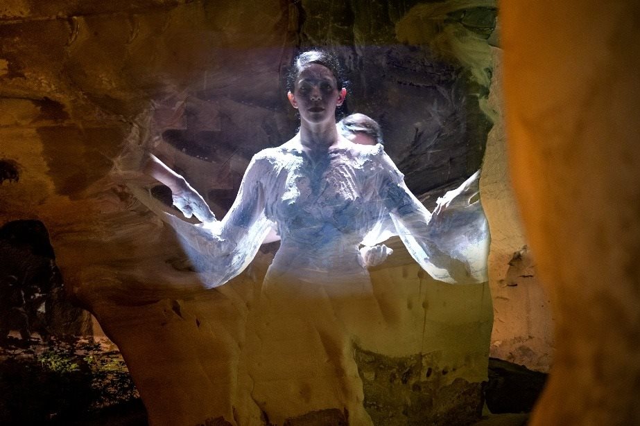ליבה- ורטיגו בתערוכת וידיאו ארט במערת הפעמון בגן הלאומי בית גוברין – צילום דור פזואלו