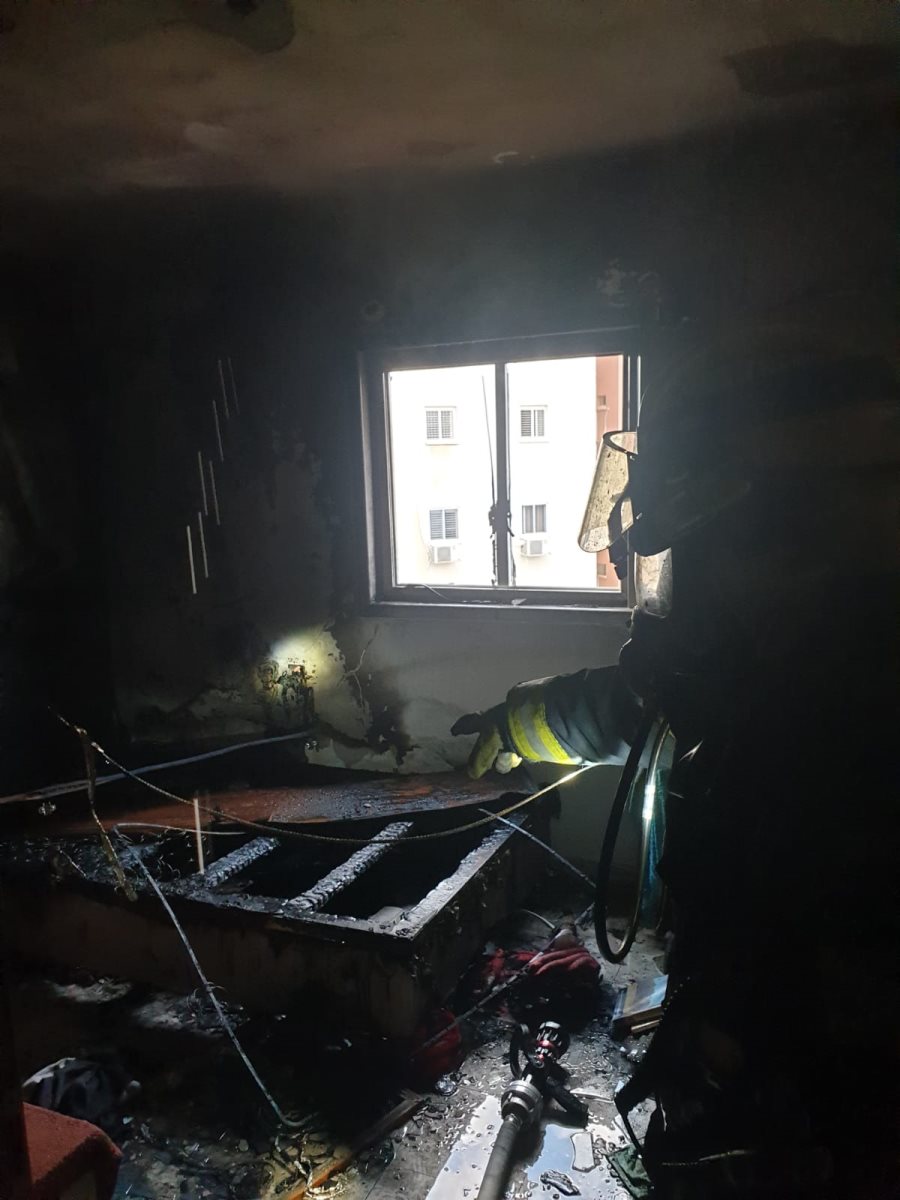 שריפה בדירה באשקלון | תיעוד: כבאות והצלה לישראל 