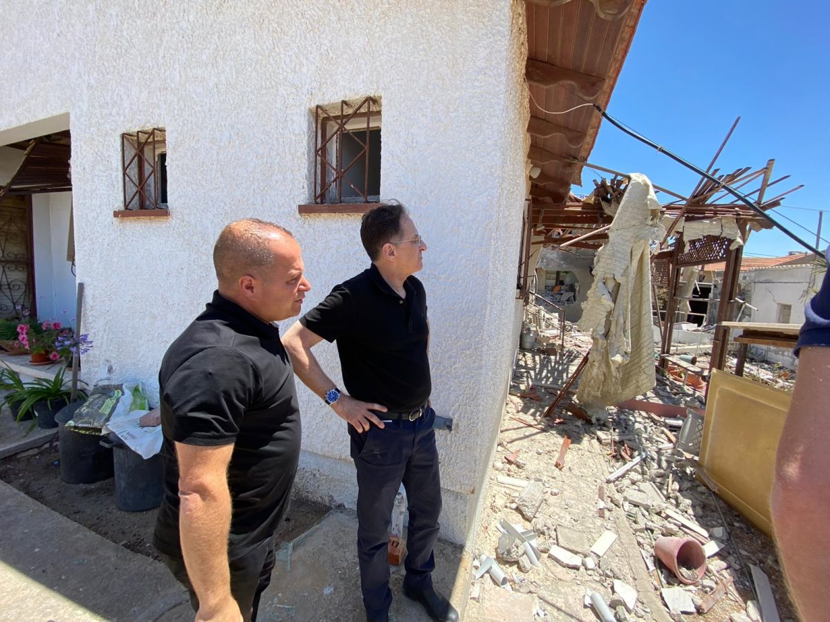 תומר גלאם וצחי ברוורמן בבית שנפגע | צילום: דוברות עיריית אשקלון