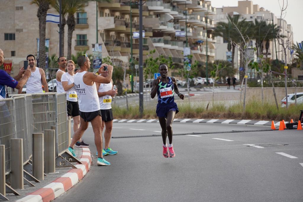 מקום ראשון במקצה נשים מרוץ אשקלון | צילום: אל די איי צילום אוויר יקיר סיאדה