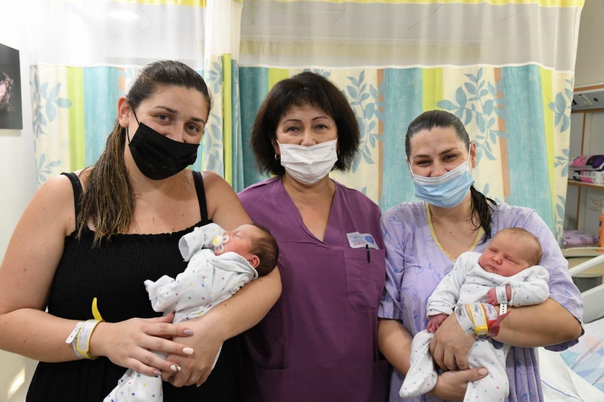 הסבתא זויה, הבת והכלה עם התינוקות הטריים | צילום: דוד אביעוז, צילום רפואי ברזילי