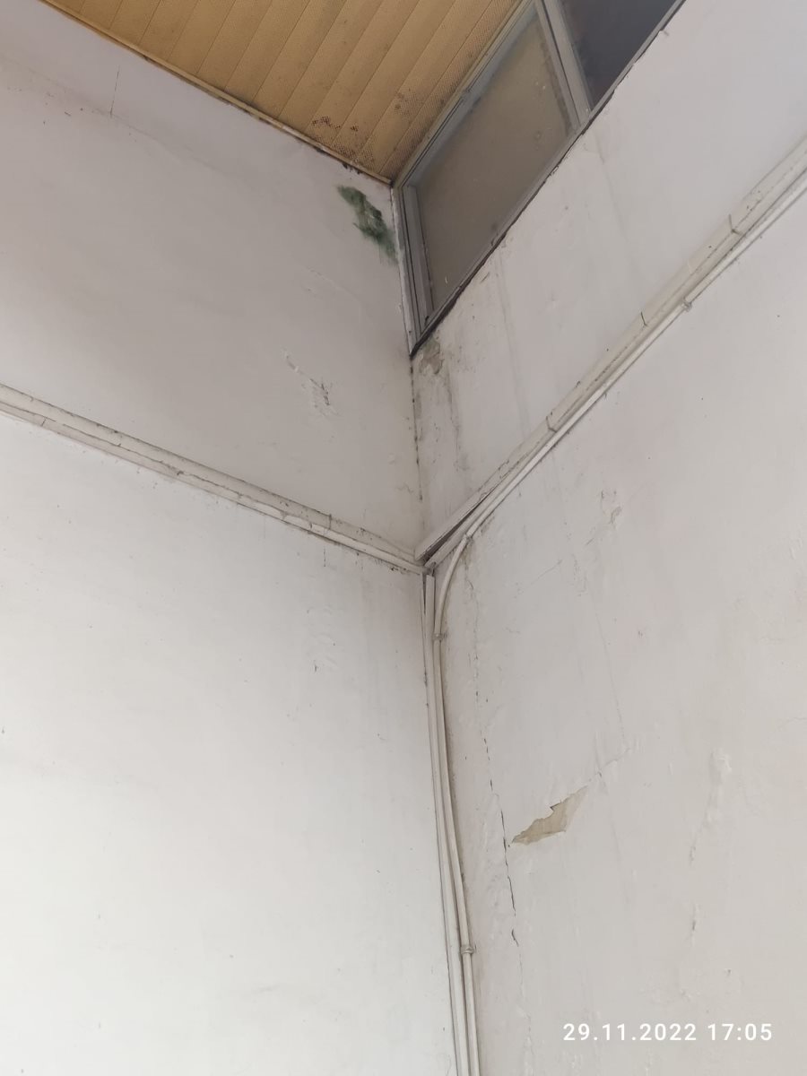 נזילות מים מהגג באולם|צילום פרטי