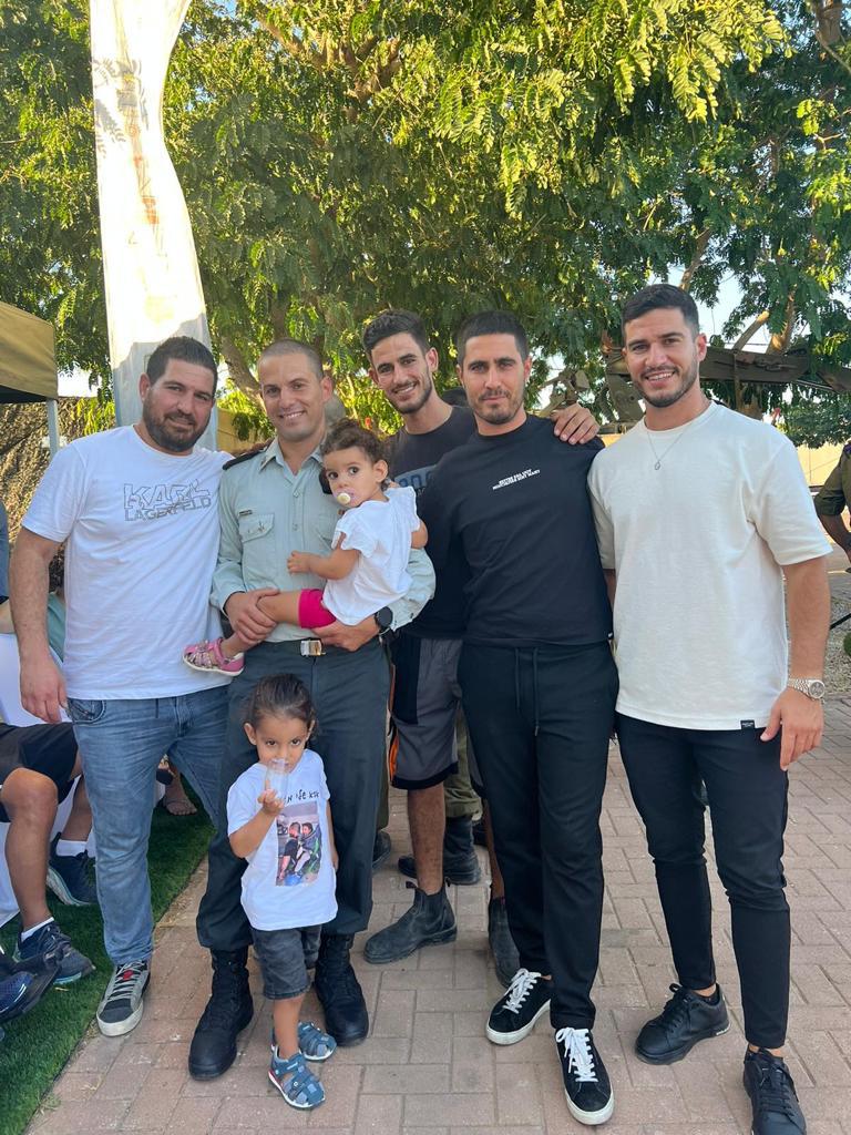 סא"ל אופיר כספי ומשפחתו | צילום: דובר צה"ל