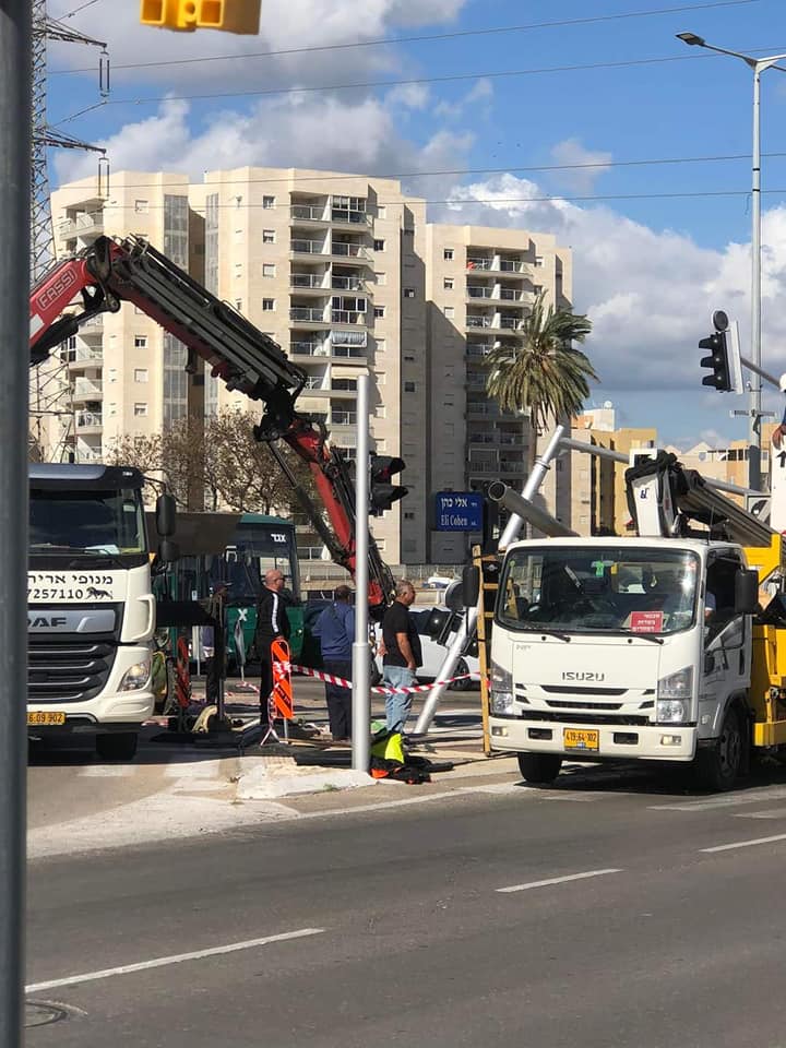 הבולען שנפער בכביש| צילום: אביעד כהן