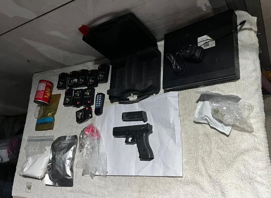 נשק ואמצעי להכנת מטענים בדירה באשקלון| צילום: דוברות המשטרה