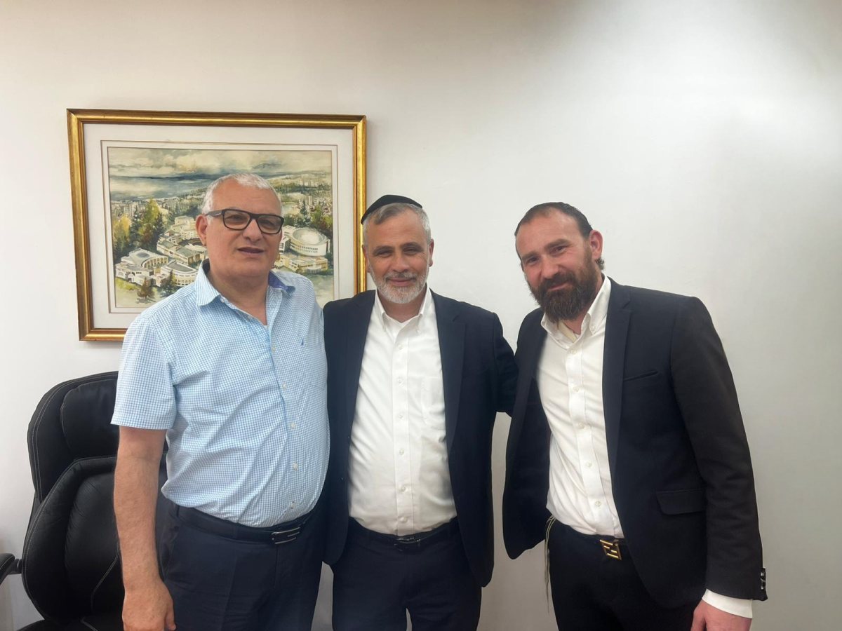 בצילום מימין לשמאל: אריאל משה, מרדכי אלבז וד"ר פנחס חליוה