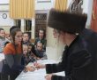 אל מול פני המנורה: התלהבות ולהט קודש בהדלקת הנרות במעליץ