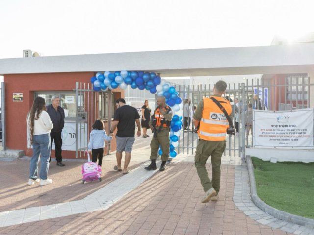 חוזרים ללימודים באשקלון | צילום: אלדד עובדיה 