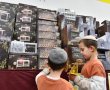 להודות ולהלל: הצלם שוקי לרר תיעד - עם ישראל ברכישת חנוכיות