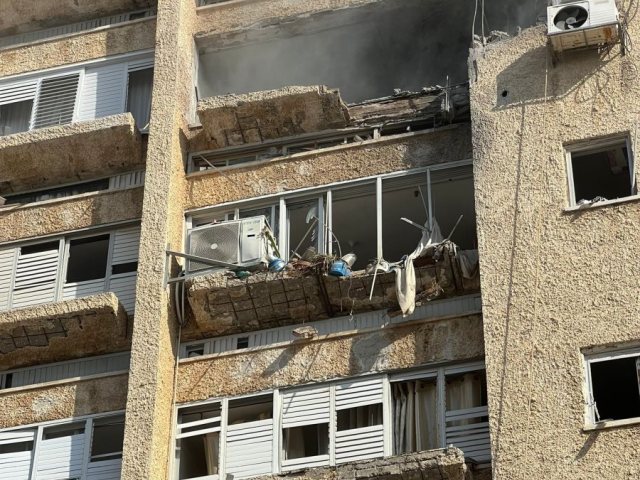פגיעה ישירה באשקלון | צילום: אלדד עובדיה