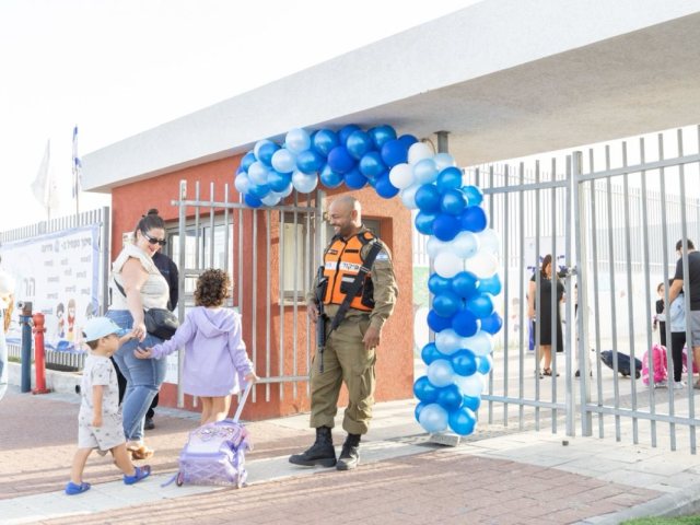 חוזרים ללימודים באשקלון | צילום: אלדד עובדיה