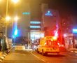 רכב התנגש במעקה בסמוך לעומר והחל להישרף; צעיר נפצע קשה