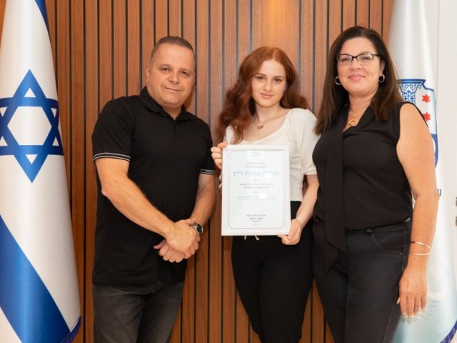 התלמידה המצטיינת עם ראש העירייה|צילום: סיון מטודי