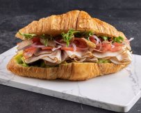 כריך קרואסון עם פסטרמה בדבש אבוקדו וירקות טריים צילום הדס ניצן