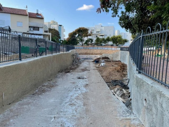 בור הניקוז ברחוב הנמר. צילום פרטי