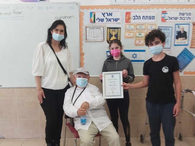התלמידים יחד עם שלמה | צילום: באדיבות בית הספר
