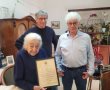 החוקרת מנס ציונה שזכתה בתעודת הוקרה – בגיל 100 !