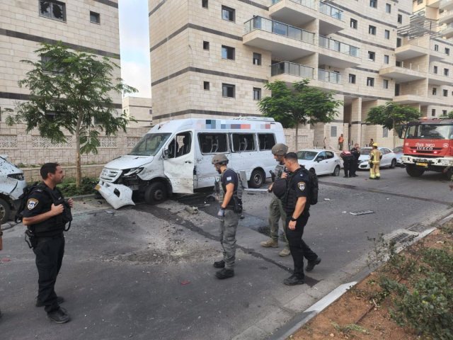 זירת נפילת רקטה באשקלון | צילום: דוברות המשטרה