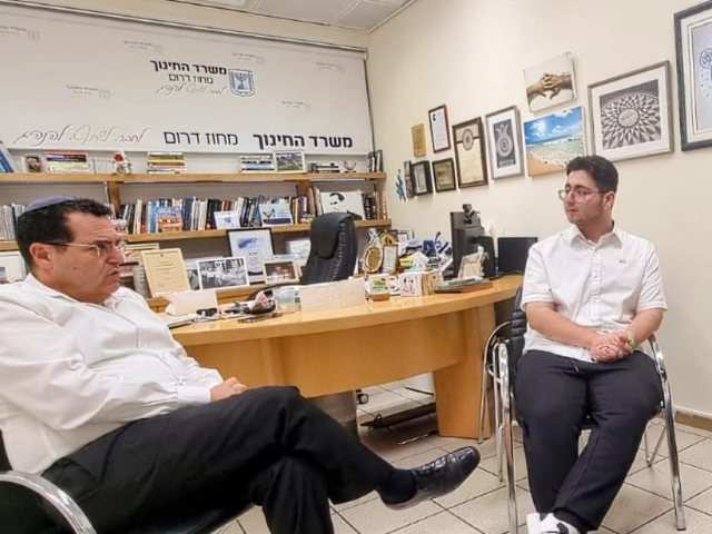 מנהל המחוז עם היו"ר הנבחר | צילום:משרד החינוך מחוז דרום