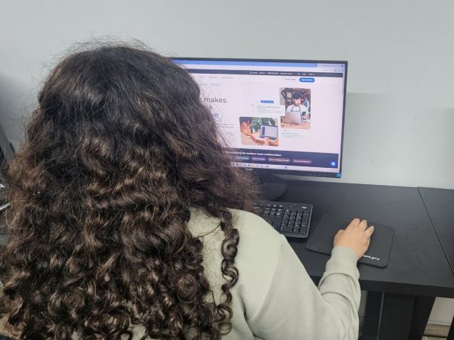 תלמידה בזום | צילום: אתר אשקלונים 