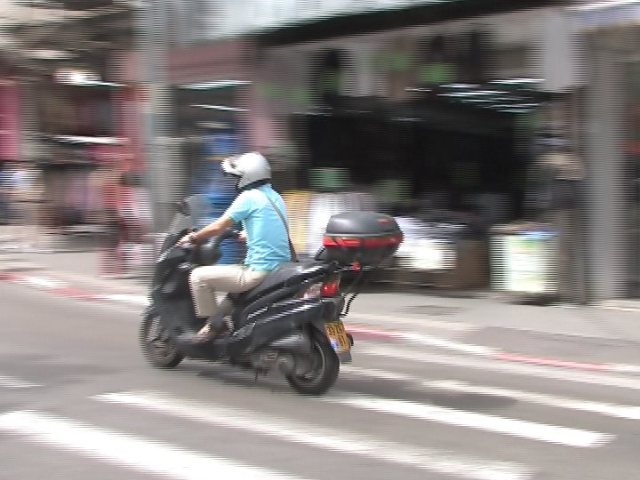 רוכב קטנוע| צילום: עמותת אור ירוק
