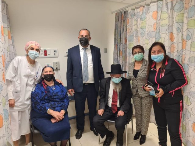 הרב אביטן עם הוריו לאחר החיסון 