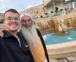 לאחר שדודי בר יוסף, מנהל מתופפי המדבר, לקה בלבו - ממשיך בנו סאלי בדרכו לשמח אנשים