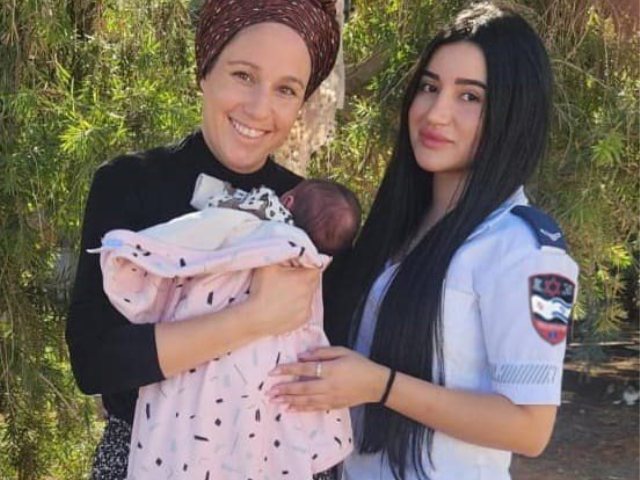 נטלי ושיראל עם התינוקת | צילום: מד"א