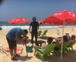 הנחות לחיילים על מיטות שיזוף ושמשיות בחוף הים של ראשון לציון