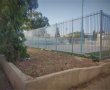 מתחת לאף: ערמות הזבל מסביב למגרש הספורט בשכונה ד'