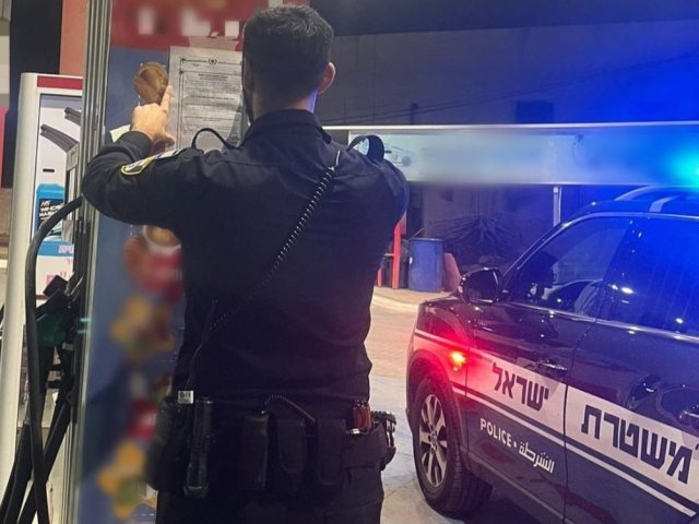 תיעוד הדבקת הצו; קרדיט: דוברות המשטרה