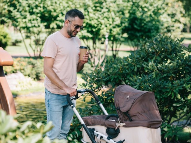 depositphotos גבר עם תינוק