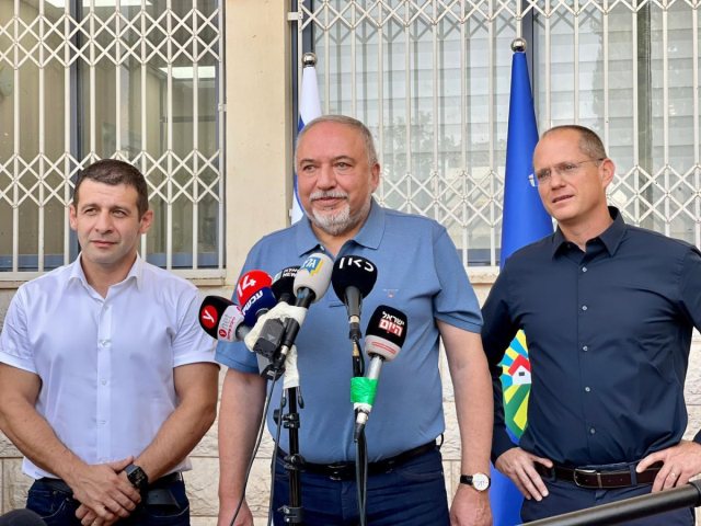 ח"כ קושניר עם שר האוצר אביגדור ליברמן ושר החקלאות עודד פורר| צילום פרטי