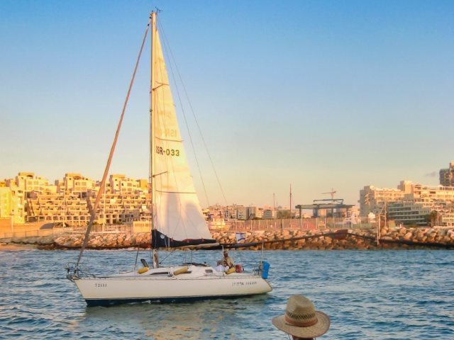 עוד יש מפרש לבן באופק | צילום: סלבה וייצר
