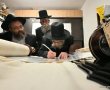 הביקור באשדוד: המנהיג הליטאי כתב אות בספר התורה שיוכנס בשבוע הבא 