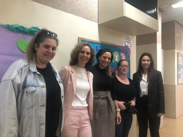 מימין לשמאל: הגר יהב, ד״ר איריס הראל, רבקה כהן, ענבר אביטל, הדס גוילי