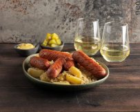 נקניקיות צלויות עם תפוחי אדמה וכרוב כרוש של יחיעם צילום הדס ניצן