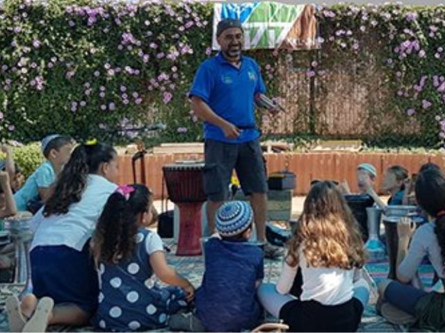 מדריך קק"ל בפעילות להפגת המתח עם ילדי שדרות. צילום: אבינעם ניסים, ארכיון הצילומים של קק"ל