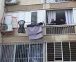 צפו: פקחים מחלצים גור חתולים שנתקע על מנוע מזגן בקומה השלישית (וידאו)