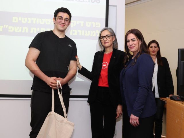 לירון מוראדוב עם מיכל צנטר דיקנית הסטודנטים ויוכי לוי יו"ר אגודת הסטודנטים
