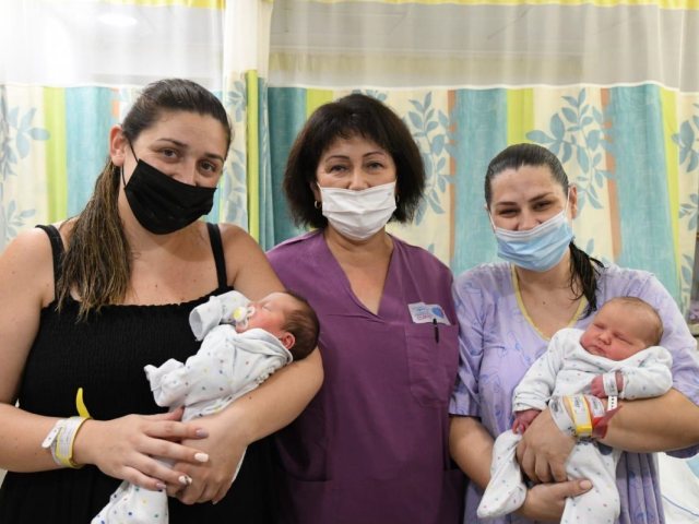 הסבתא זויה, הבת והכלה עם התינוקות הטריים | צילום: דוד אביעוז, צילום רפואי ברזילי
