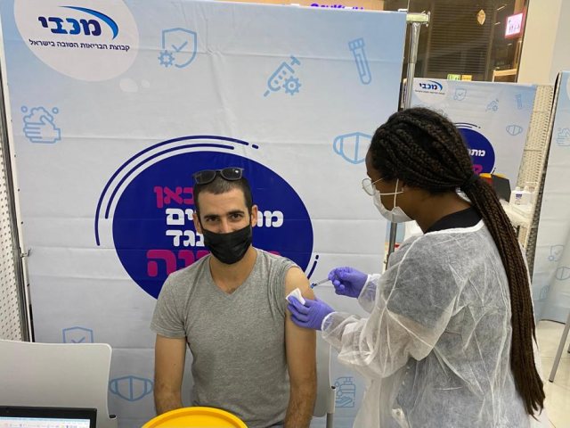מתחסנים באשקלון | צילום: דוברות מכבי שירותי בריאות