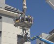 רגעי מתח בבאר שבע: חילוץ מיוחד מגובה ברחוב שבו נפל הטיל האיראני