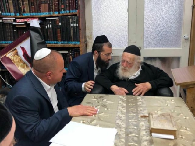 תומר גלאם בביתו של הרב קנייבסקי זצ"ל | צילום: דוברות עיריית אשקלון
