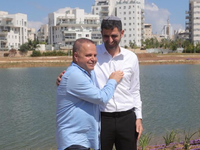 שר התקשורת שלמה קרעי וראש העירייה תומר גלאם| צילום: אלדד עובדיה