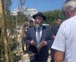 הוקרה וחיבוק: הרב החב"די עם משפחות הנרצחים הי"ד