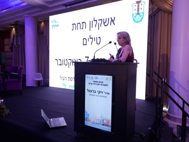 מהנדסת העיר, ויקטוריה ברנגל בכנס. צילום:יח"צ